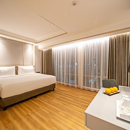 Platinum Hotel Tunjungan Surabaya Exterior foto