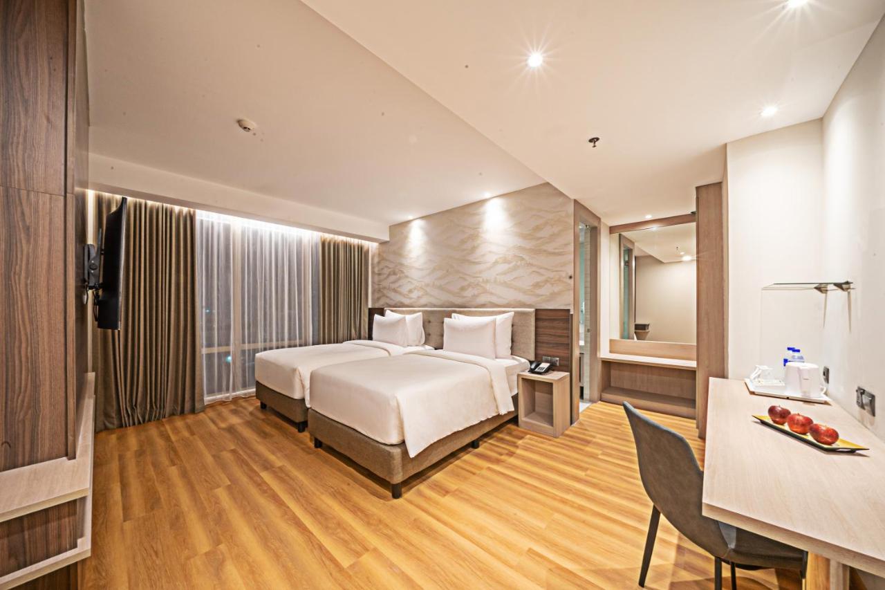 Platinum Hotel Tunjungan Surabaya Exterior foto