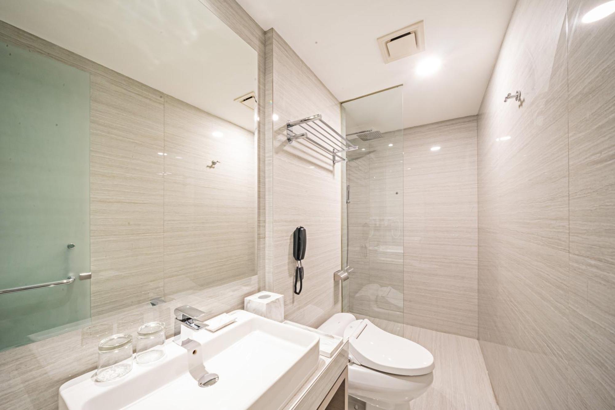 Platinum Hotel Tunjungan Surabaya Exterior foto