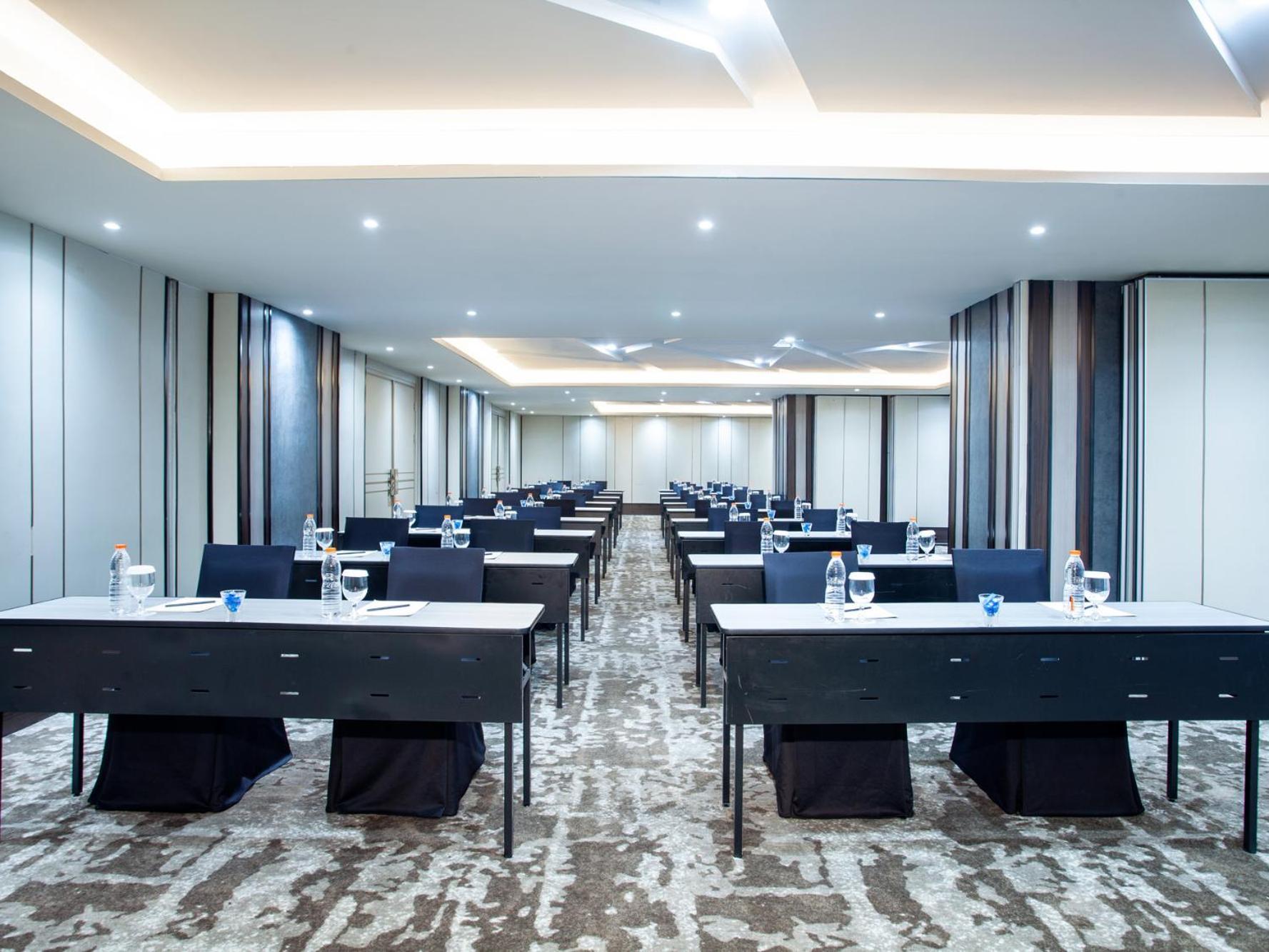 Platinum Hotel Tunjungan Surabaya Exterior foto
